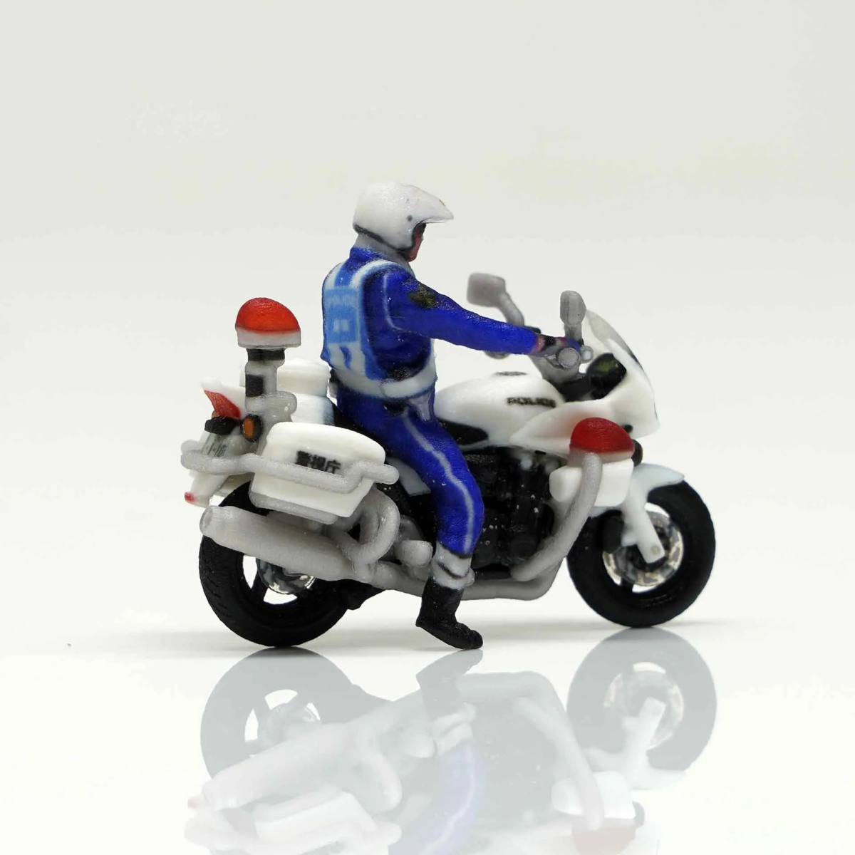 箱庭技研 figreal 1/64 白バイA 停車中(13) 隊員乗車セット