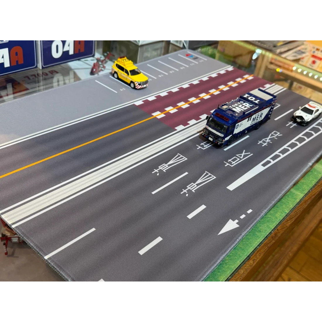 ASPEDA アスピーダ　ミニカージオラママット　高速道路（速度落せ）　1/64サイズ