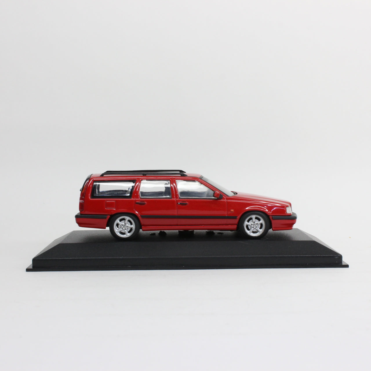 MINICHAMPS 1/43 Volvo 850 Break 1996 red