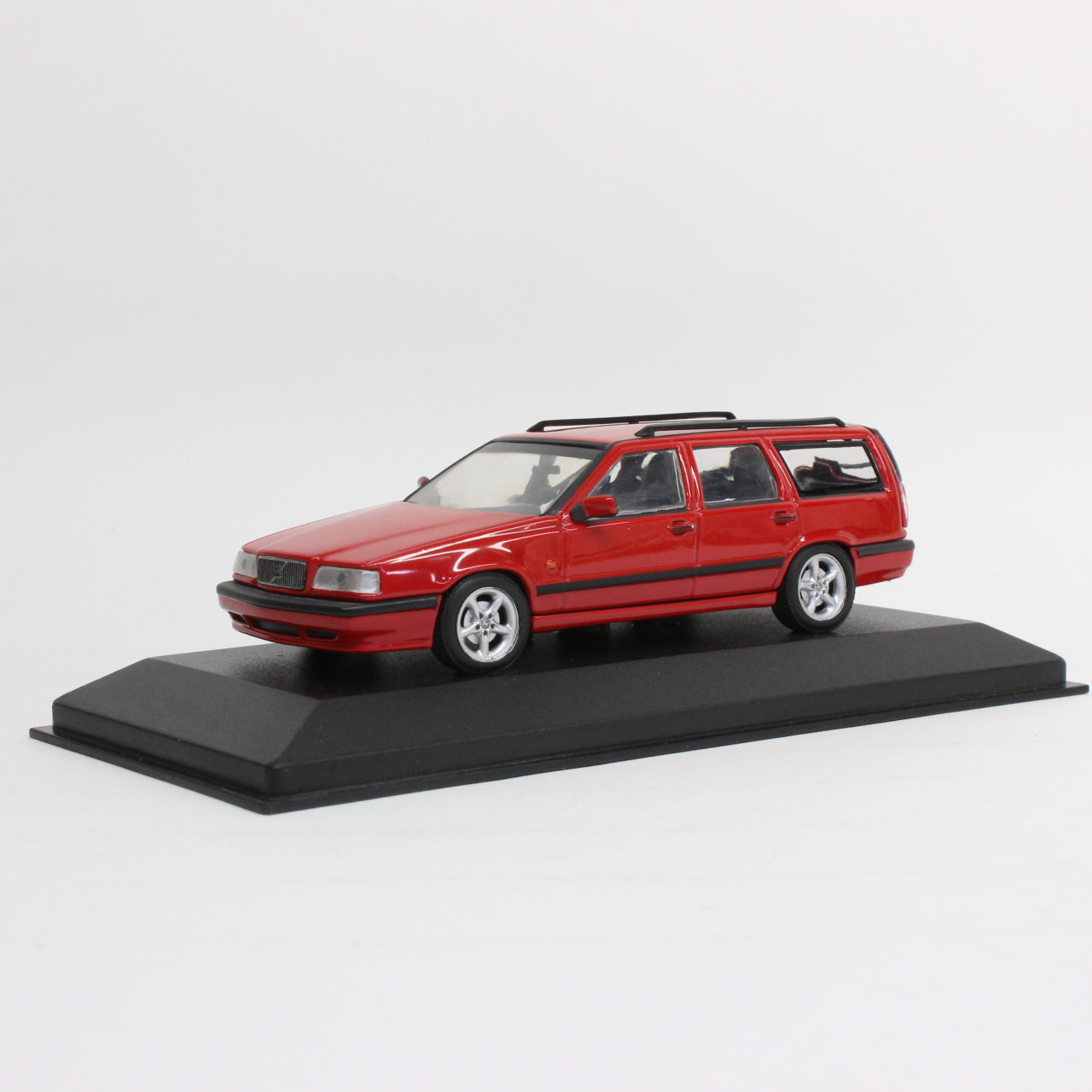 MINICHAMPS 1/43 Volvo 850 Break 1996 red