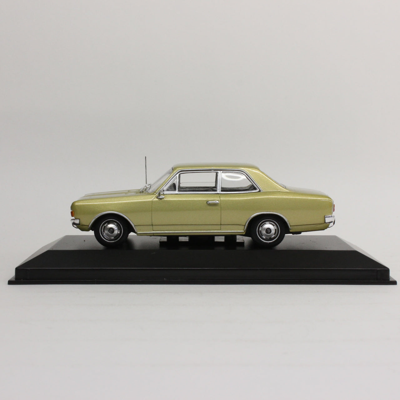 MINICHAMPS 1/43 オペル レコルト 'C' 2ドア 1966(ゴールド) / Opel Rekord 'C' 2-Door 1966 Gold