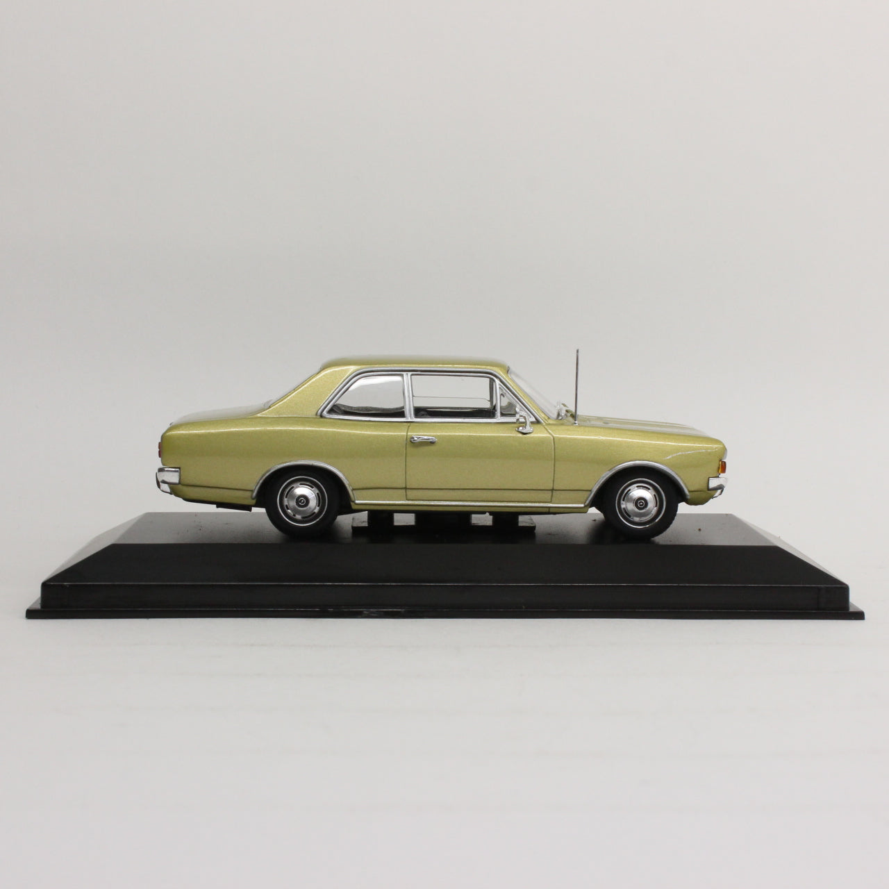 MINICHAMPS 1/43 オペル レコルト 'C' 2ドア 1966(ゴールド) / Opel Rekord 'C' 2-Door 1966 Gold