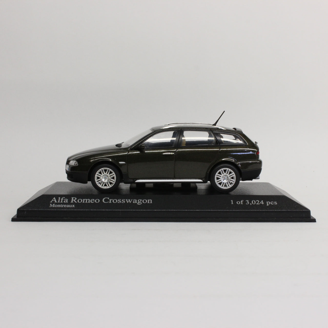 MINICHAMPS 1/43 Alfa Romeo Crosswagon 2004 (Olive metallic) / アルファロメオ クロスワゴン 2004 (オリーブメタリック)