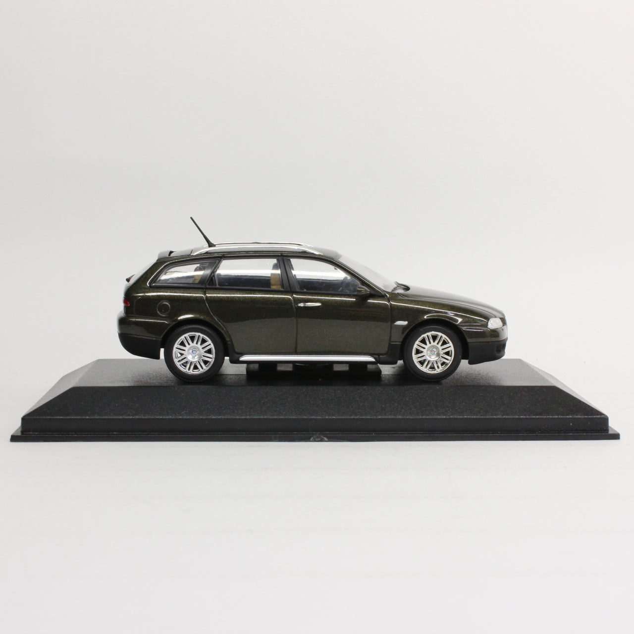 MINICHAMPS 1/43 Alfa Romeo Crosswagon 2004 (Olive metallic) / アルファロメオ クロスワゴン 2004 (オリーブメタリック)