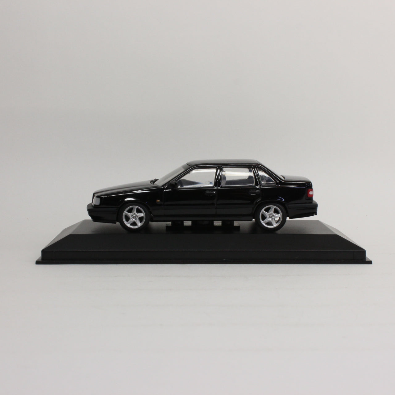 ミニチャンプス 1/43 ボルボ 850 サルーン ブラック / MINICHAMPS 1/43