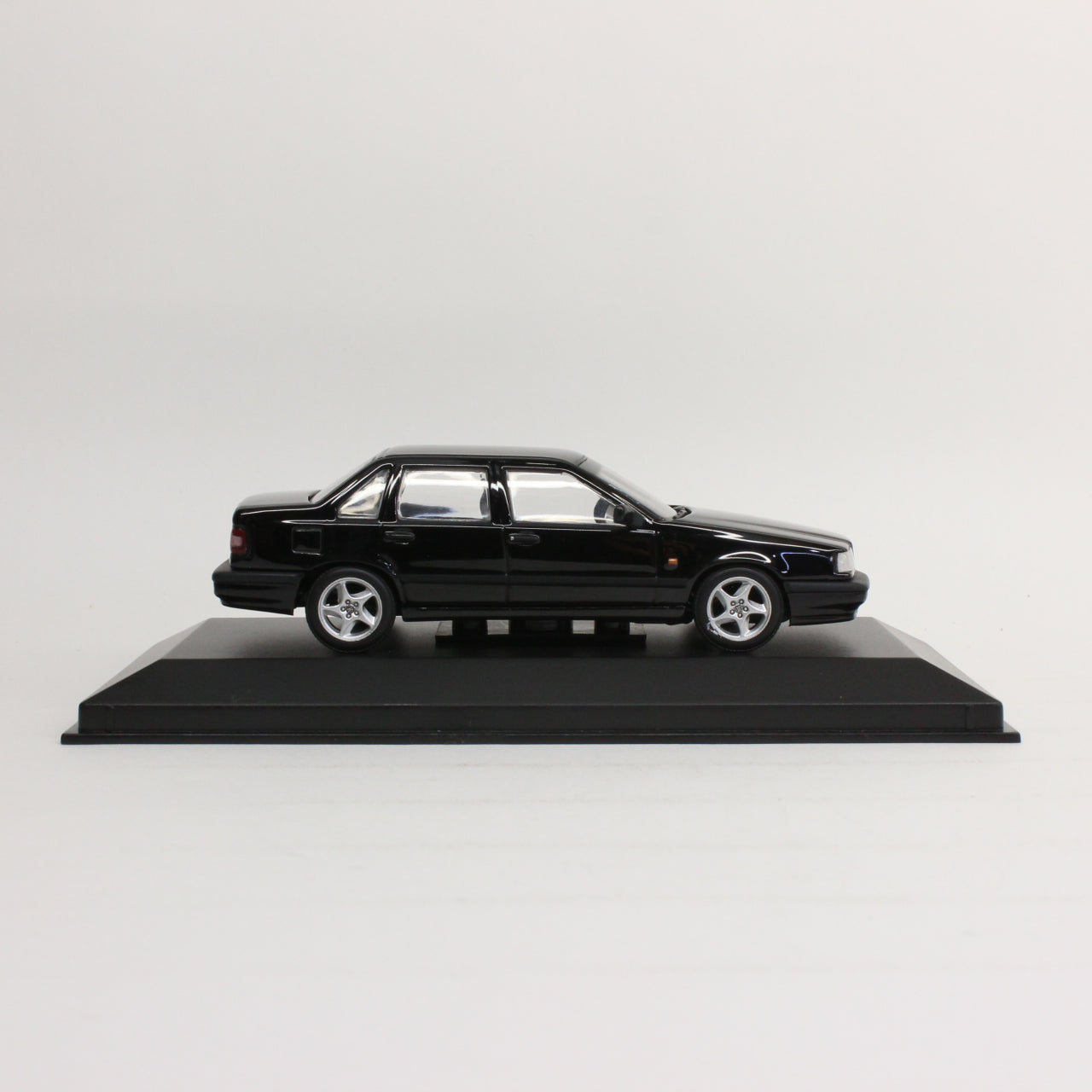 ミニチャンプス 1/43 ボルボ 850 サルーン ブラック / MINICHAMPS 1/43
