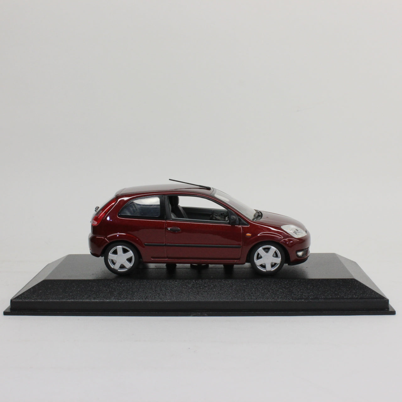 MINICHAMPS 1/43 Ford Fiesta 2002 （Red metallic）