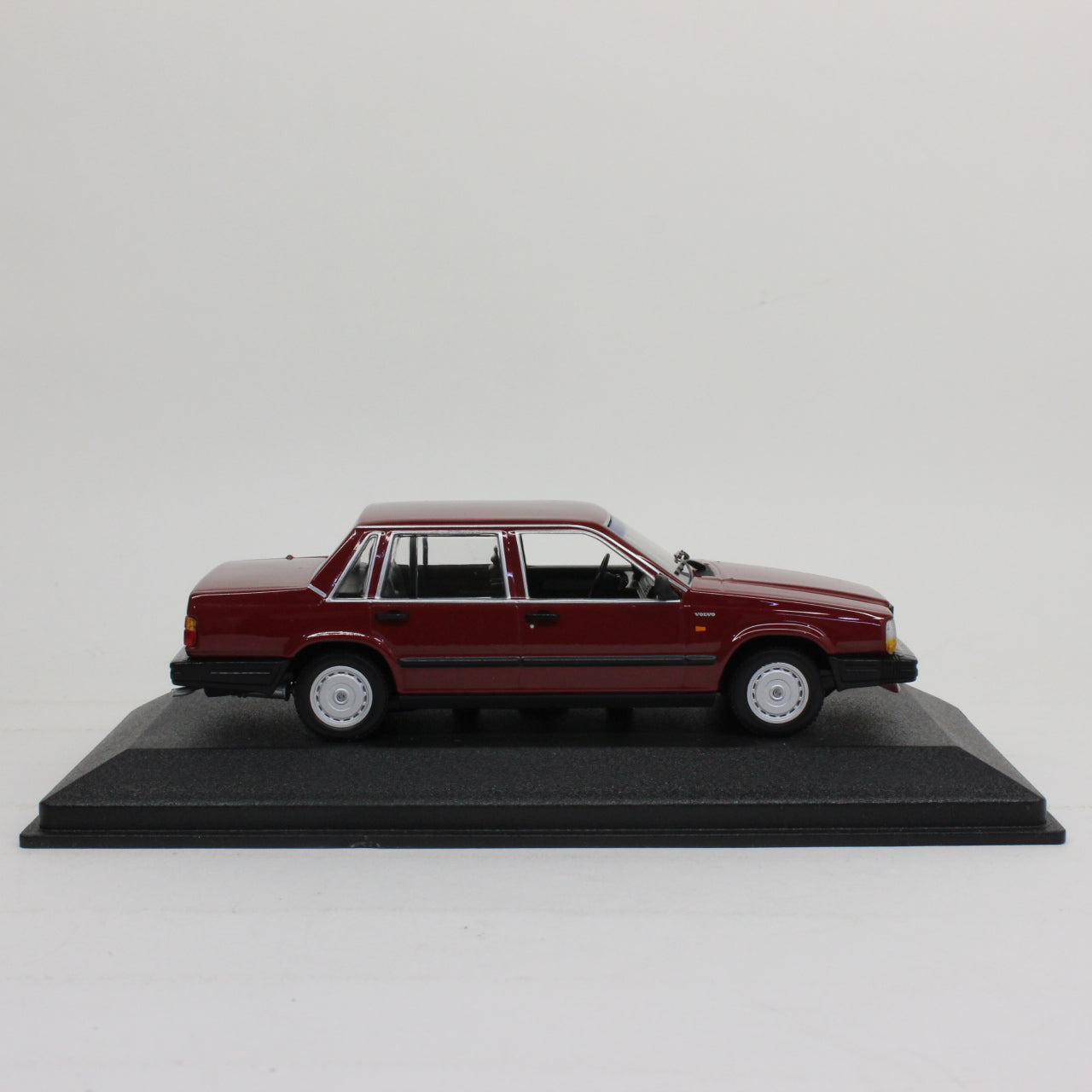 MINICHAMPS 1/43 Volvo 740 GL 1986 (Red)