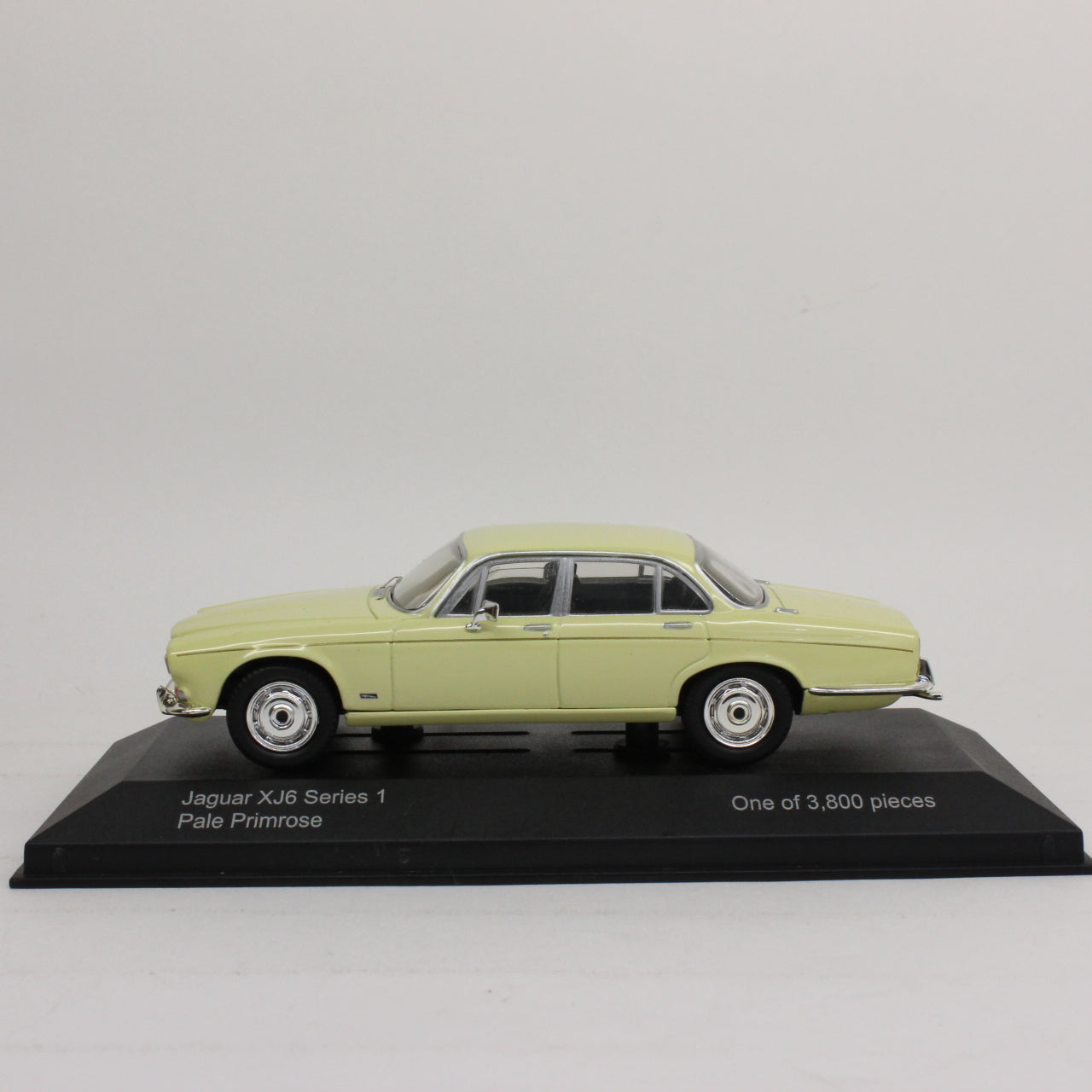 VANGUARDS 1/43 JAGUAR XJ6 SERIES 1 PALE PRIMROSE
