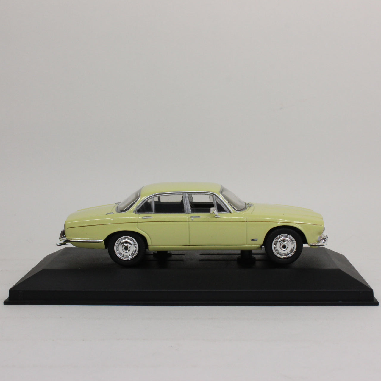 VANGUARDS 1/43 JAGUAR XJ6 SERIES 1 PALE PRIMROSE