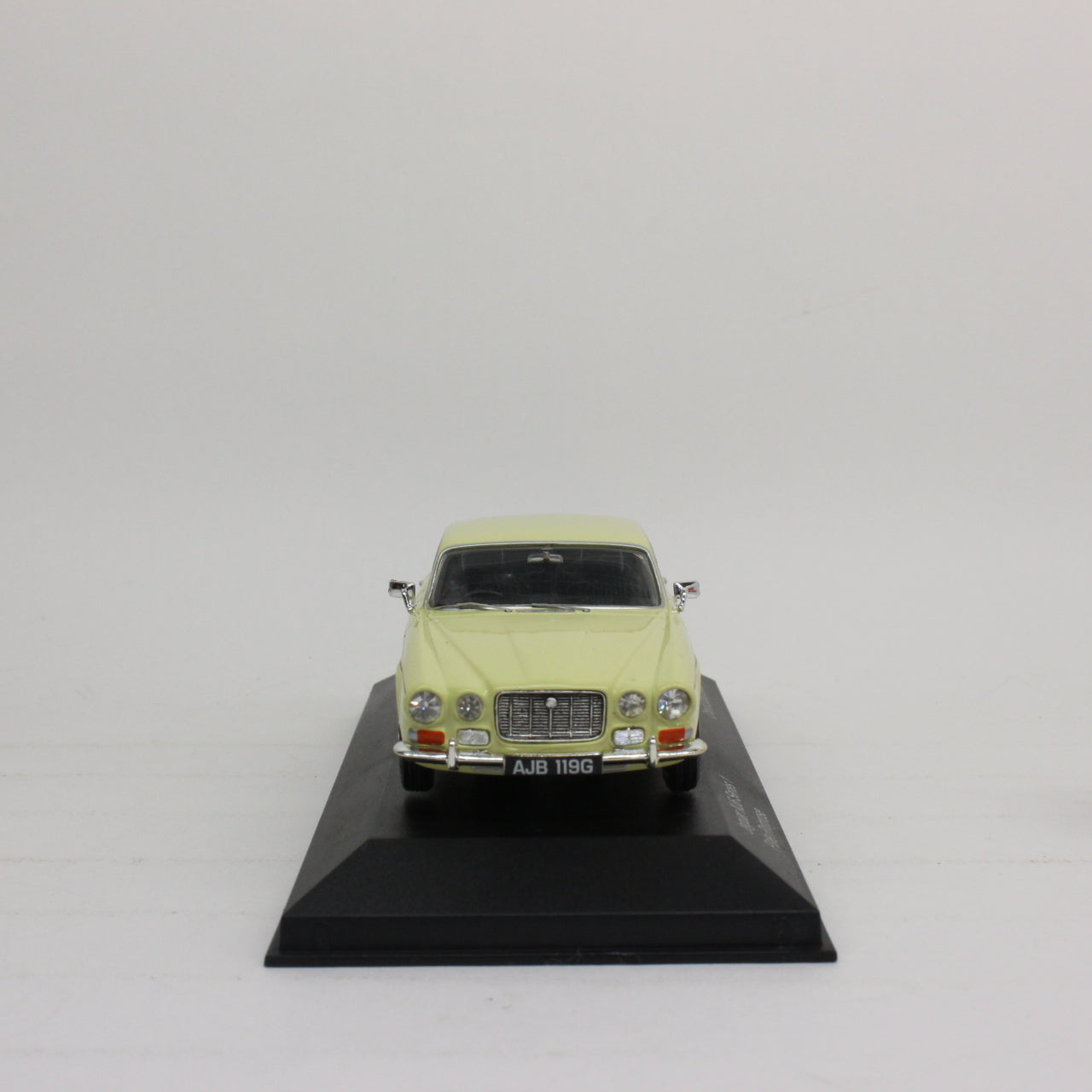 VANGUARDS 1/43 JAGUAR XJ6 SERIES 1 PALE PRIMROSE
