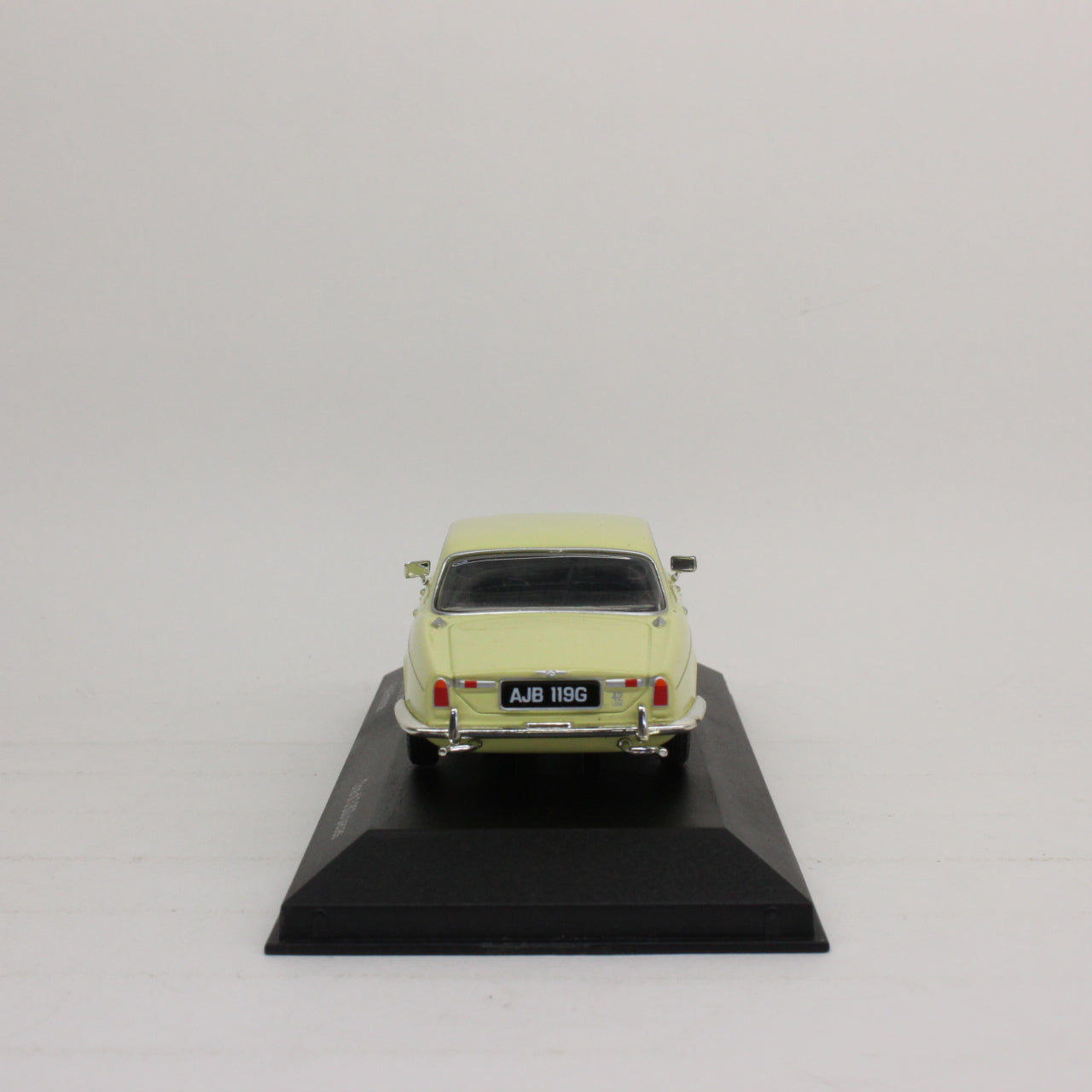 VANGUARDS 1/43 JAGUAR XJ6 SERIES 1 PALE PRIMROSE