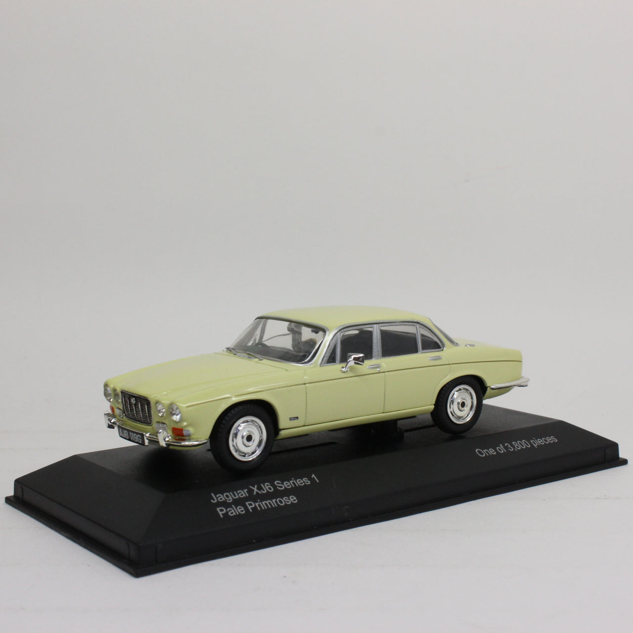 VANGUARDS 1/43 JAGUAR XJ6 SERIES 1 PALE PRIMROSE