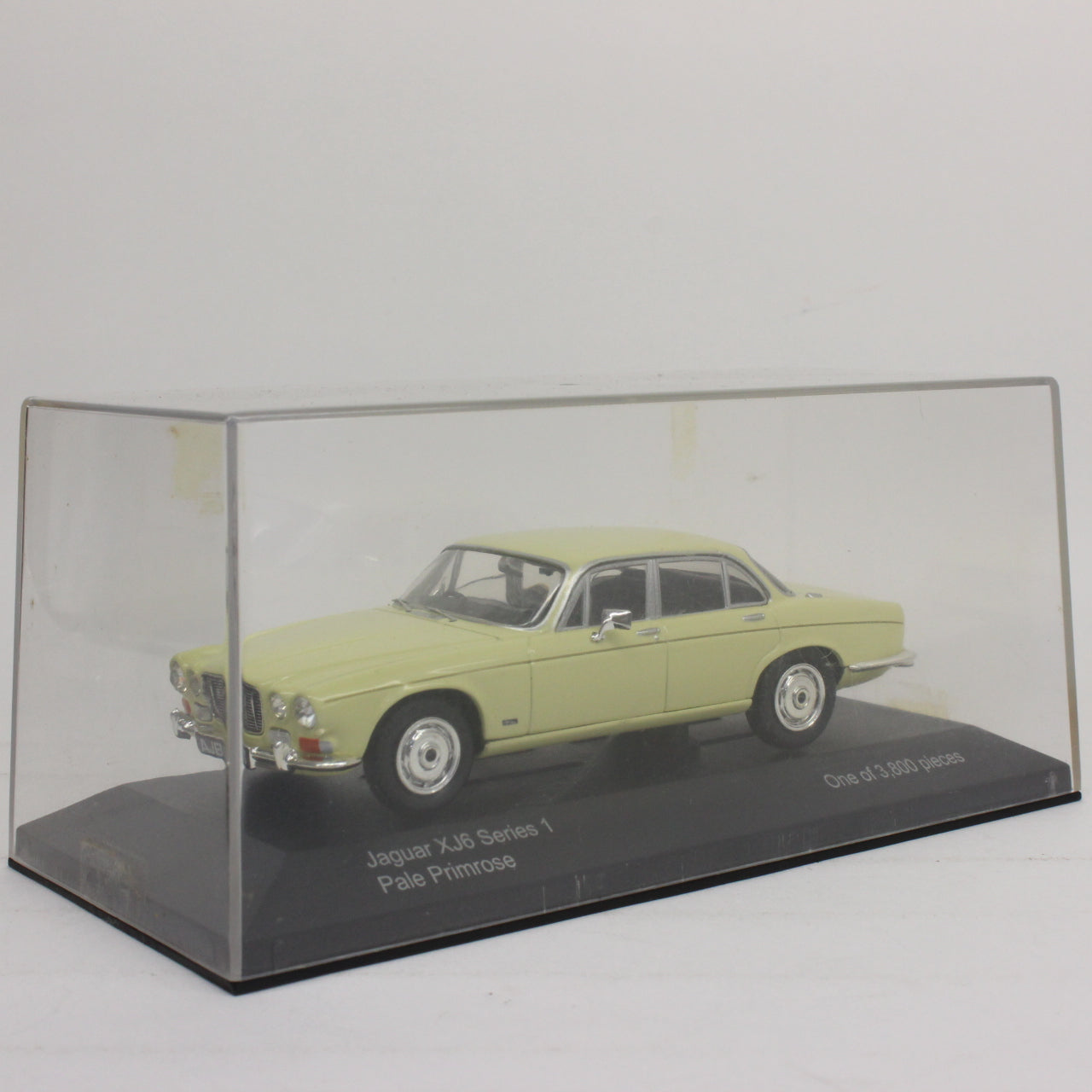 VANGUARDS 1/43 JAGUAR XJ6 SERIES 1 PALE PRIMROSE