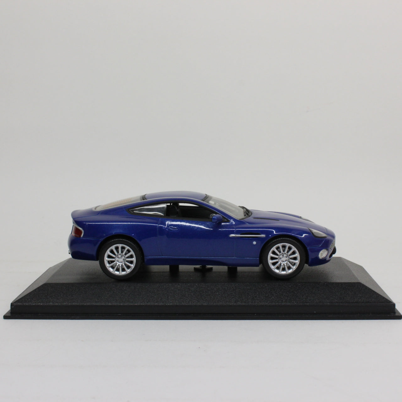 MINICHAMPS 1/43 Aston Martin Vanquish 2002 (Blue Metallic)