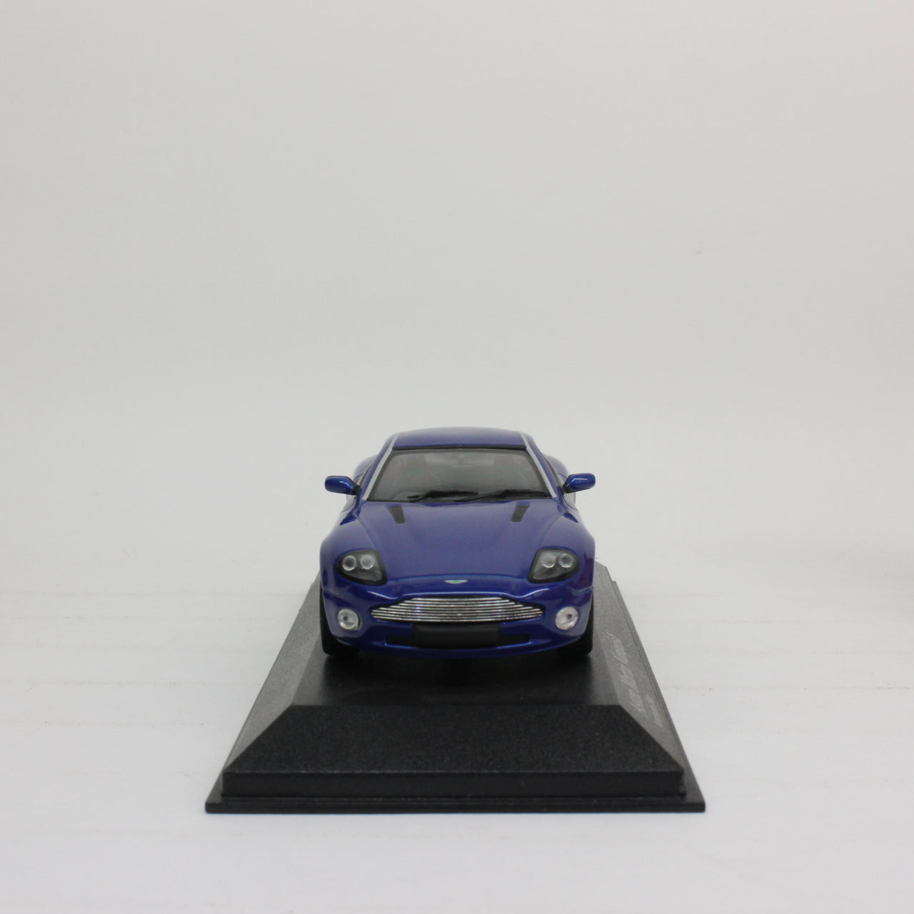 MINICHAMPS 1/43 Aston Martin Vanquish 2002 (Blue Metallic)
