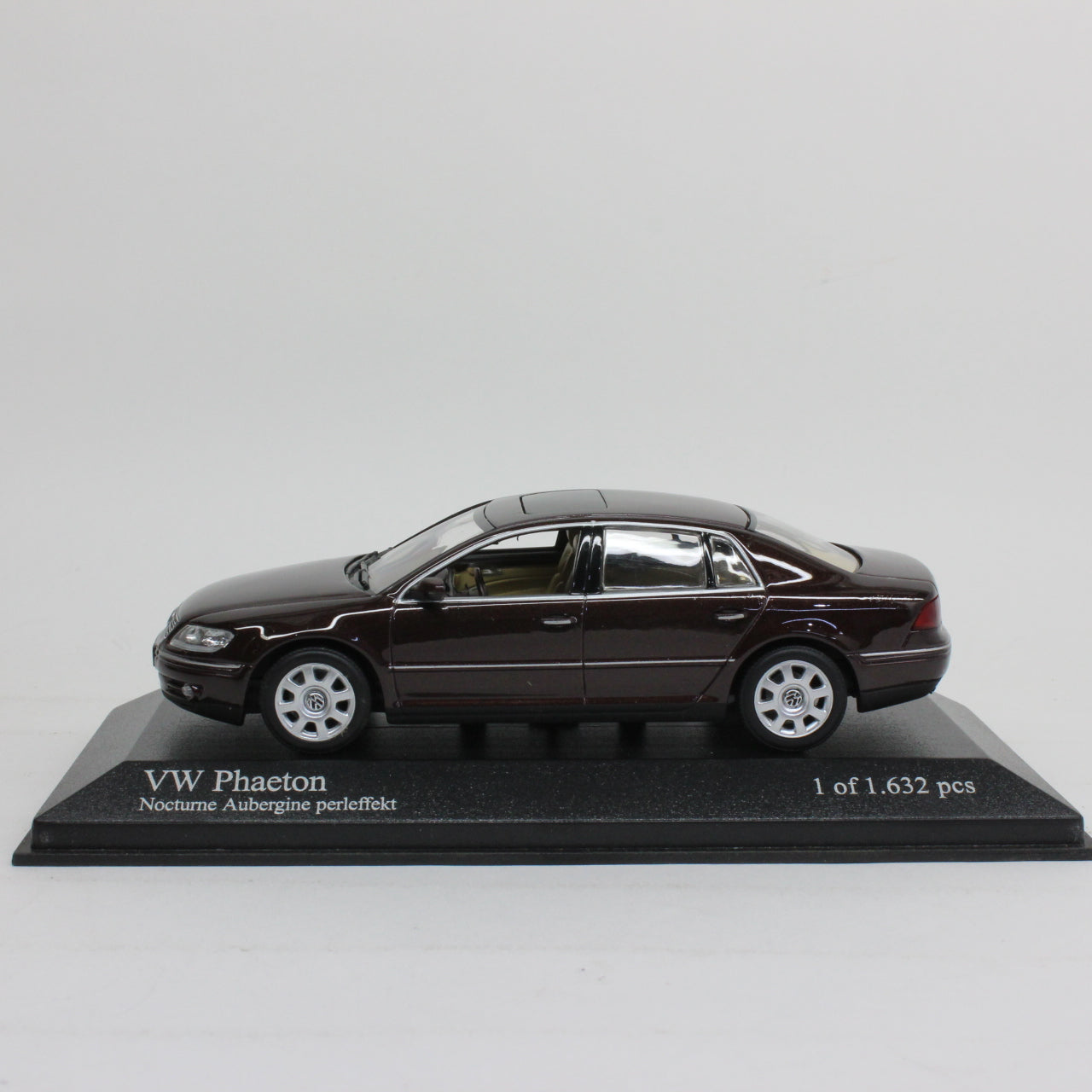 MINICHAMPS 1/43 VW Phaeton 2002 (aubergine metallic)