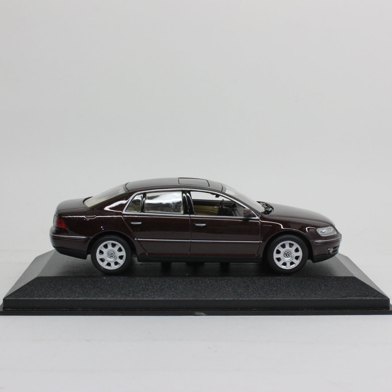 MINICHAMPS 1/43 VW Phaeton 2002 (aubergine metallic)