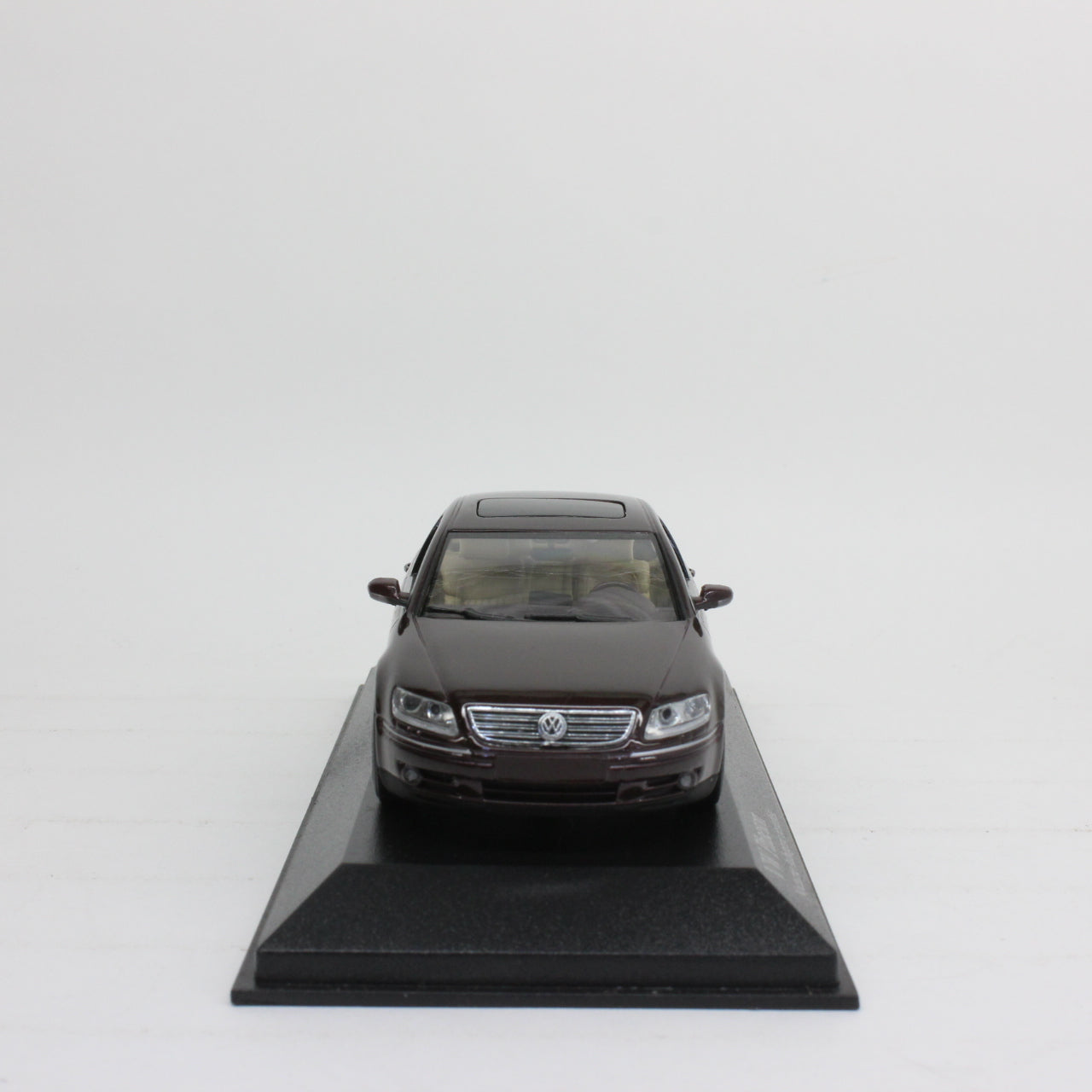 MINICHAMPS 1/43 VW Phaeton 2002 (aubergine metallic)