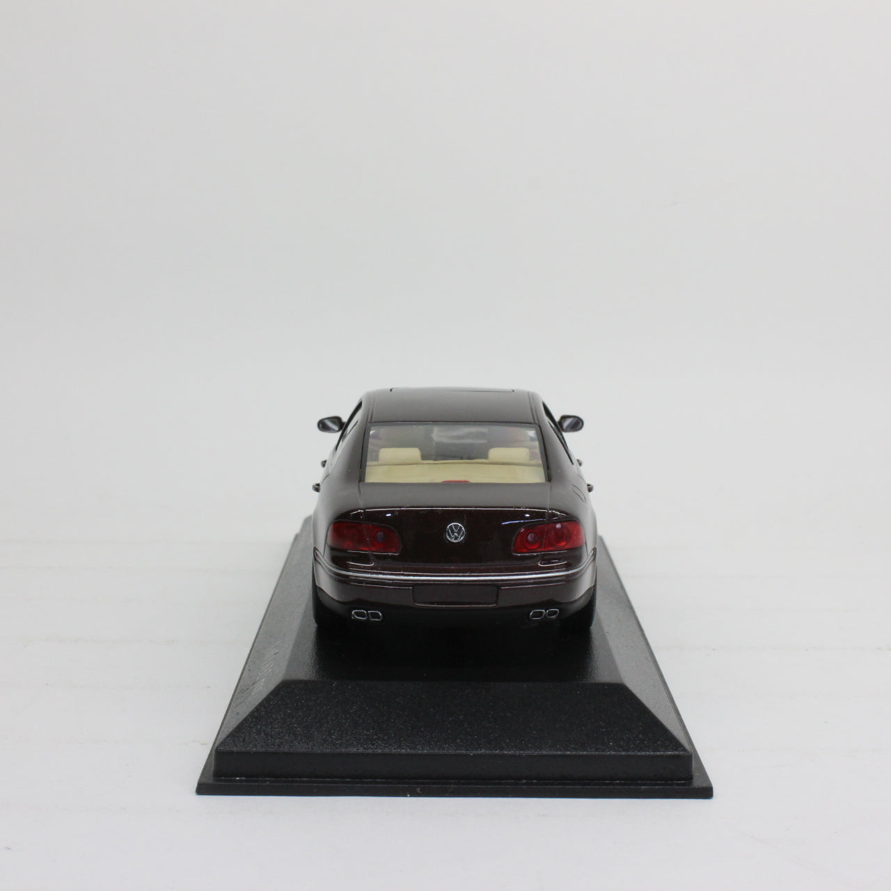 MINICHAMPS 1/43 VW Phaeton 2002 (aubergine metallic)