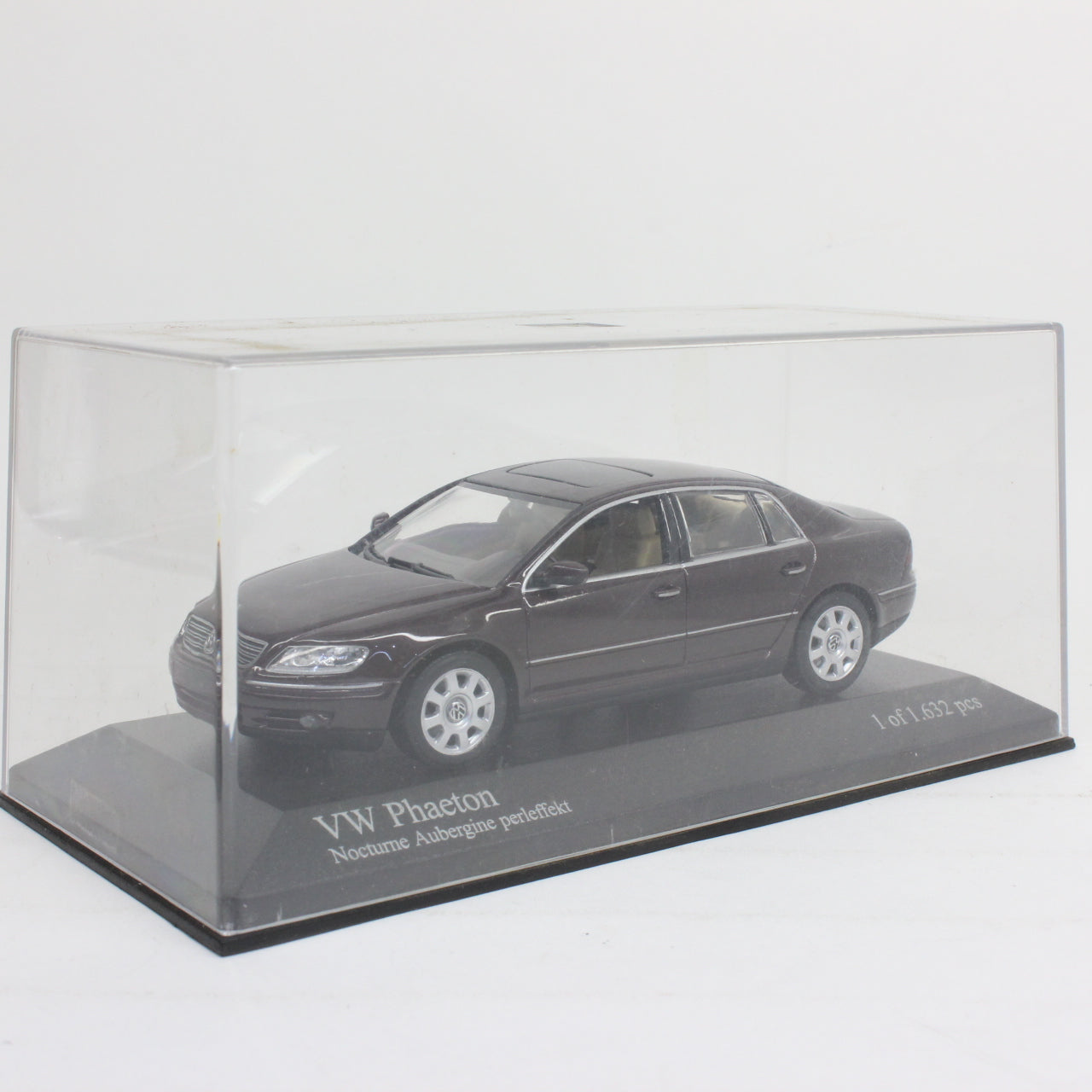MINICHAMPS 1/43 VW Phaeton 2002 (aubergine metallic)