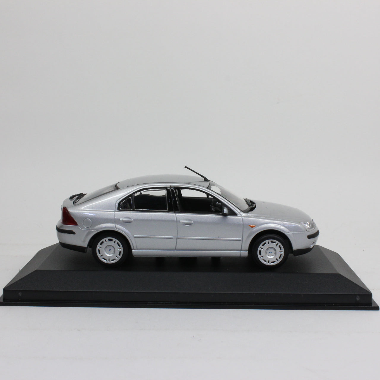MINICHAMPS 1/43 Ford Mondeo Fastback 2001 (silver metallic)