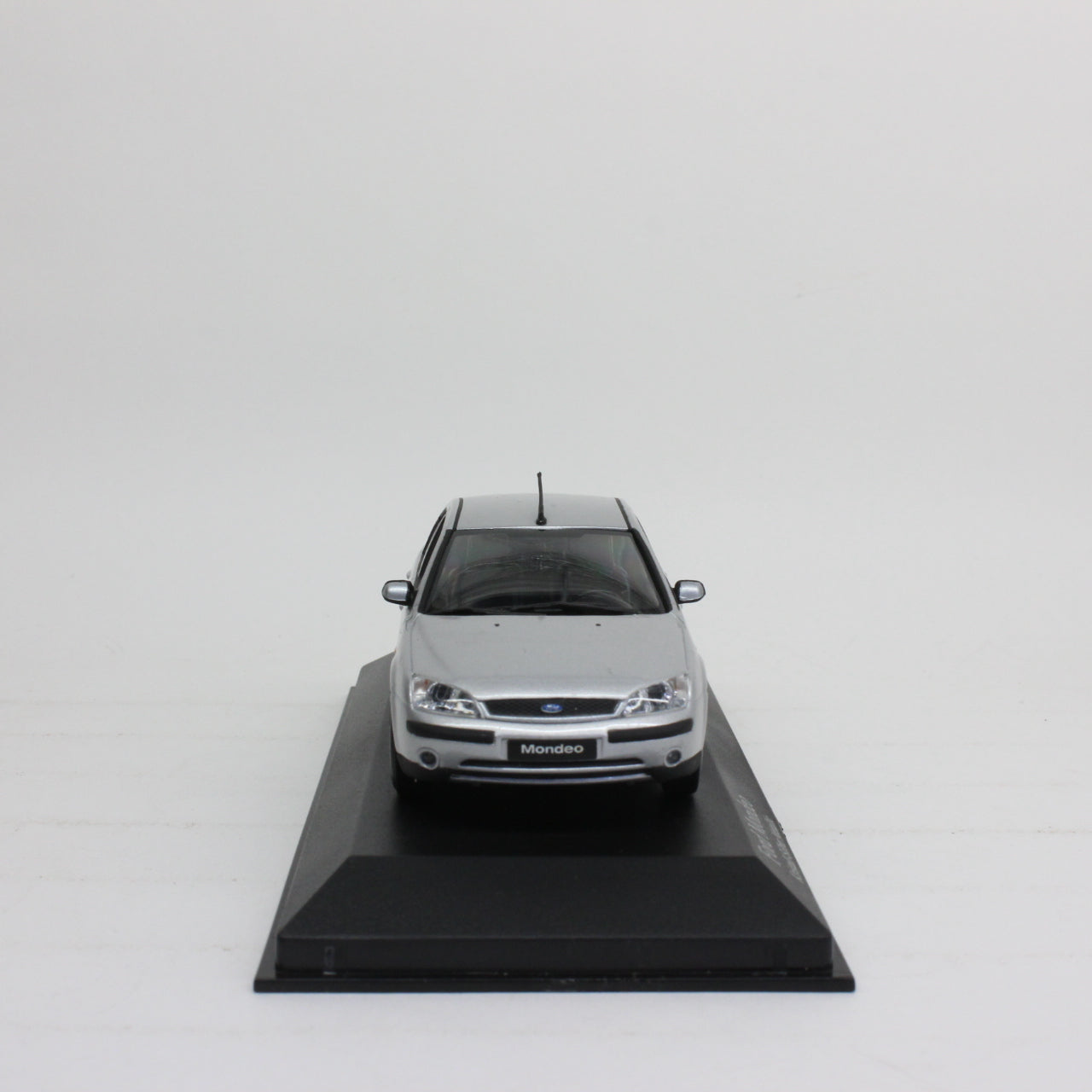 MINICHAMPS 1/43 Ford Mondeo Fastback 2001 (silver metallic)