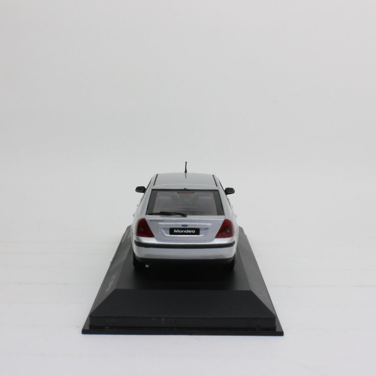 MINICHAMPS 1/43 Ford Mondeo Fastback 2001 (silver metallic)