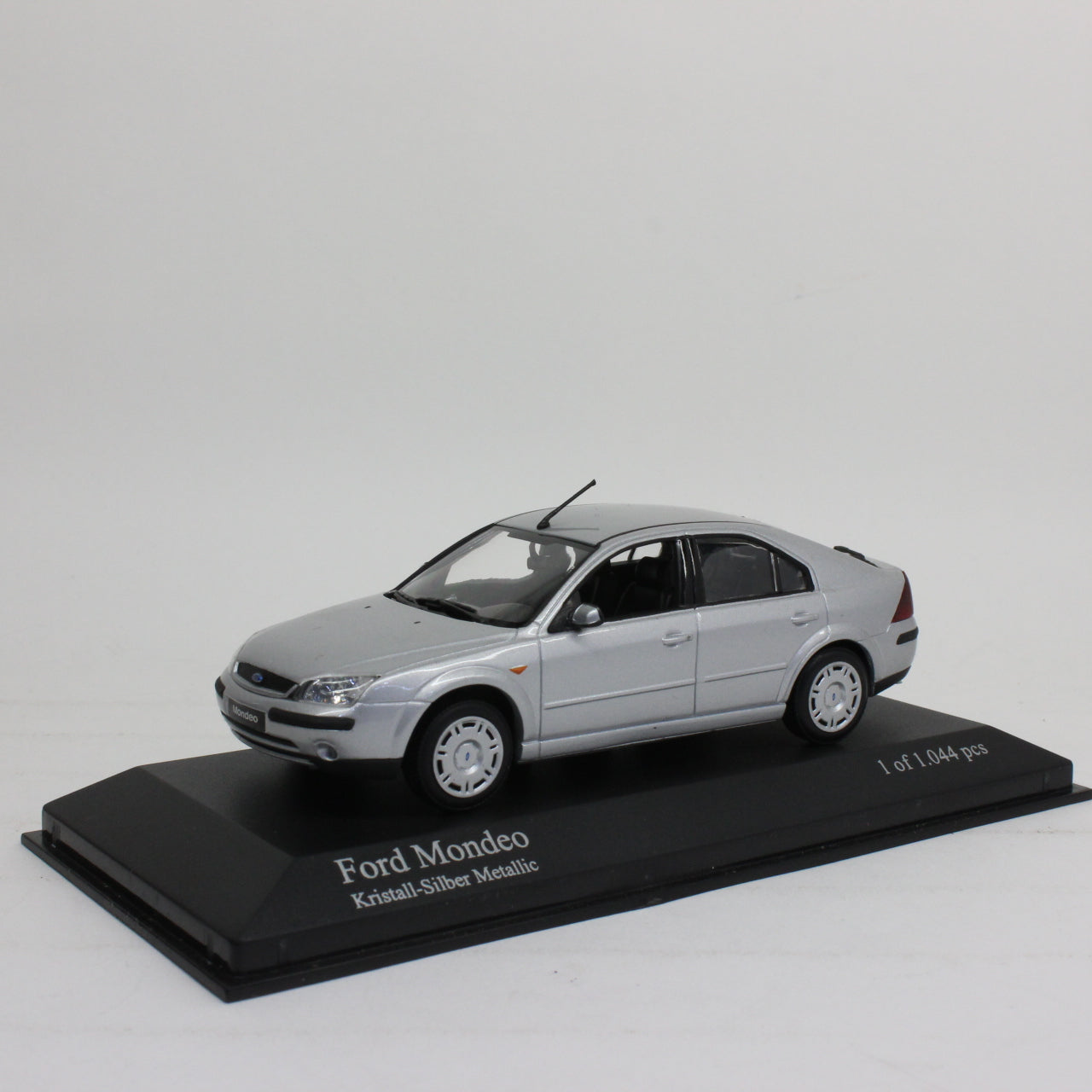 MINICHAMPS 1/43 Ford Mondeo Fastback 2001 (silver metallic)