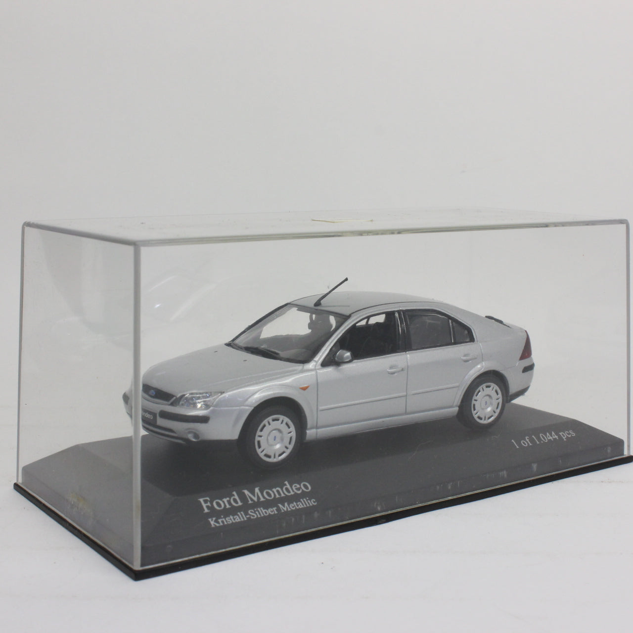 MINICHAMPS 1/43 Ford Mondeo Fastback 2001 (silver metallic)