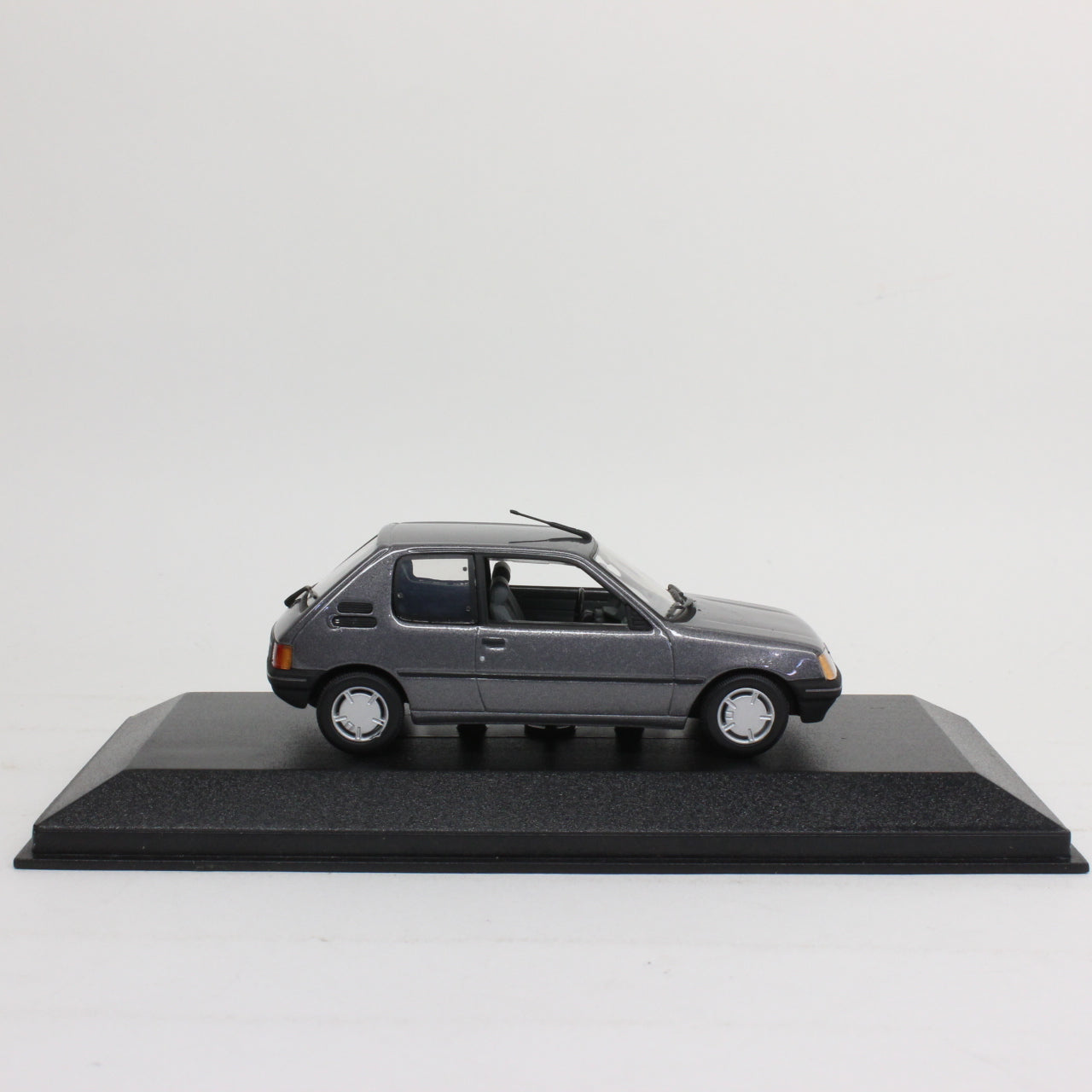 MINICHAMPS 1/43 Peugeot 205 XR 1990 (Grey metallic)