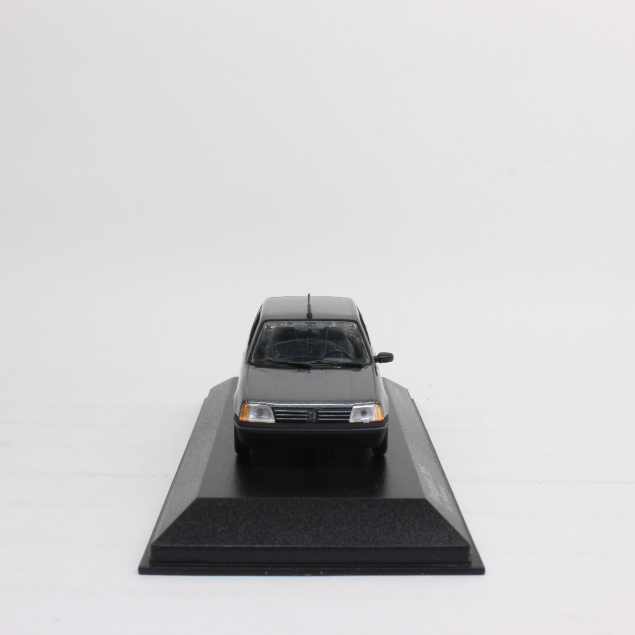 MINICHAMPS 1/43 Peugeot 205 XR 1990 (Grey metallic)