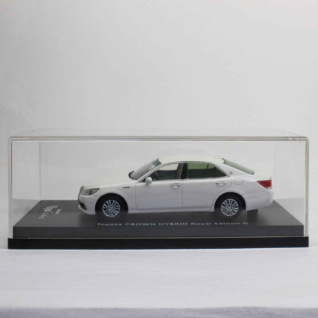 LA-X 1/43 トヨタ クラウン ハイブリッド ロイヤルサルーンG ホワイトパールクリスタルシャイン / LA-X 1/43 Toyota Crown Hybrid Royal Saloon G White Pearl Crystal Shine