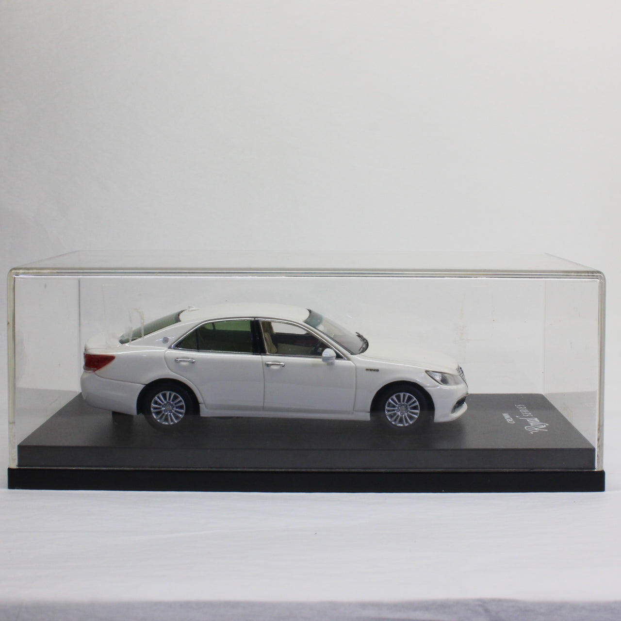 LA-X 1/43 トヨタ クラウン ハイブリッド ロイヤルサルーンG ホワイトパールクリスタルシャイン / LA-X 1/43 Toyota Crown Hybrid Royal Saloon G White Pearl Crystal Shine