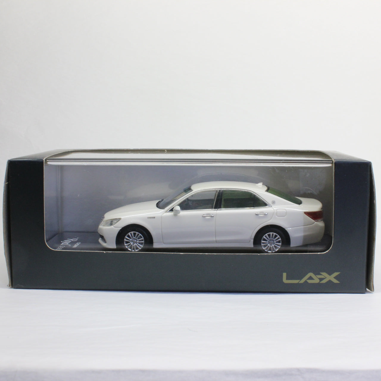 LA-X 1/43 トヨタ クラウン ハイブリッド ロイヤルサルーンG ホワイトパールクリスタルシャイン / LA-X 1/43 Toyota Crown Hybrid Royal Saloon G White Pearl Crystal Shine