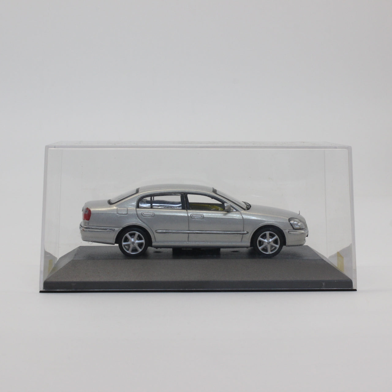 京商 / Jコレクション 1/43 日産 シーマ 450XV シャンパンシルバー / Kyosho / J Collection 1/43 Nissan CIMA 450XV champagne silver