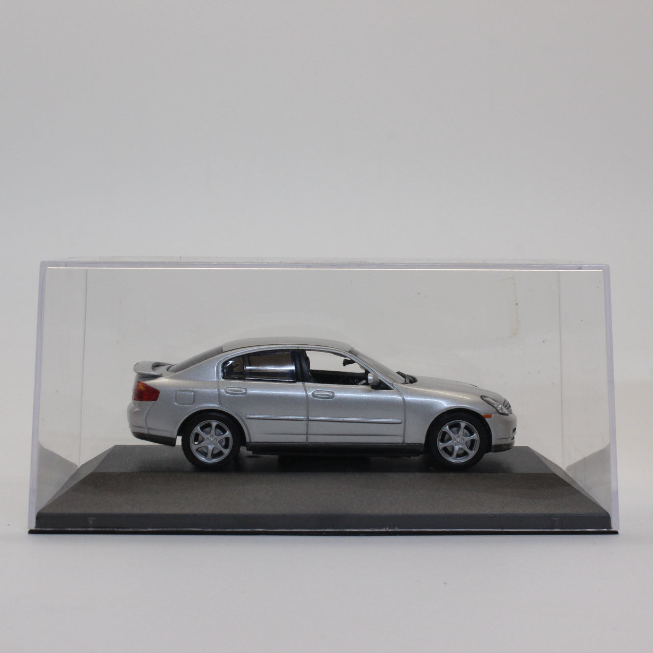 京商 / Jコレクション 1/43 日産 スカイライン セダン 300GT ダイアモンドシルバー / Kyosho / J Collection 1/43 Nissan SKYLINE SEDAN 300GT diamond silver